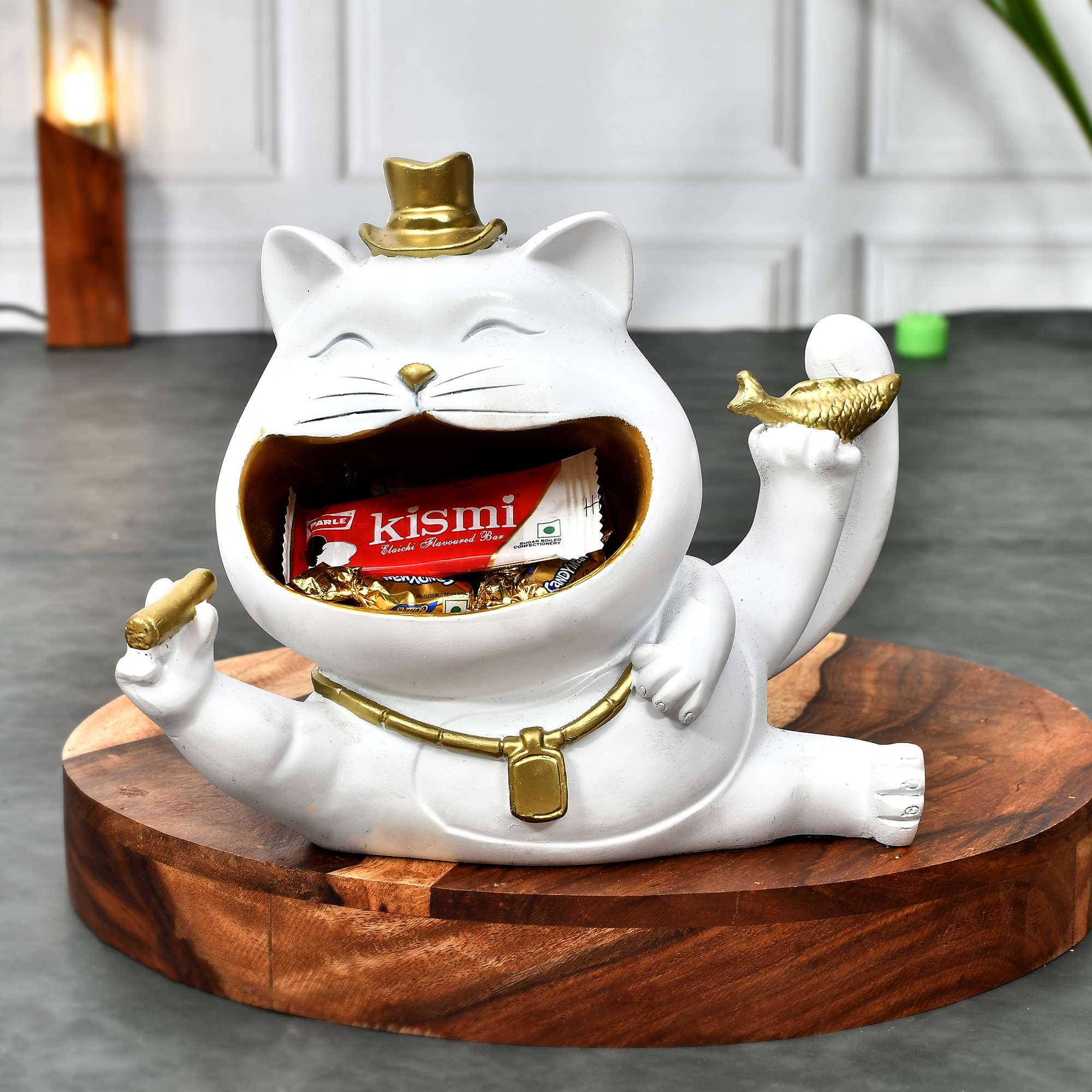 i6oOV1.jpg WHITE CAT - Image 1